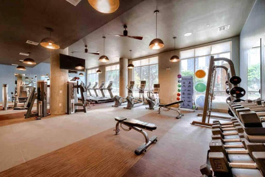 Downtown Living 1Br W/ Free Parking Garage Houston Exterior photo