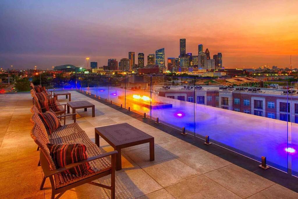 Downtown Living 1Br W/ Free Parking Garage Houston Exterior photo